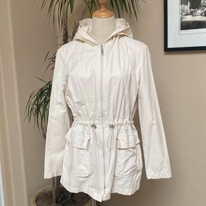 Light weight hooded Anorak jacket. Full zip. Flap pockets. Drawstring waist. XS